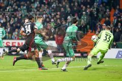 1. Bundesliga - Fußball - Werder Bremen - FC Ingolstadt 04 - hinten Flugkopfball Moritz Hartmann (9, FCI), Torwart Jaroslav Drobny (33 Bremen) hält