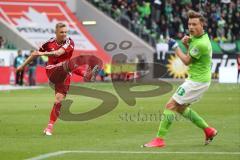 1. Bundesliga - Fußball - VfL Wolfsburg - FC Ingolstadt 04 - Sonny Kittel (21, FCI) Torschuß Yannick Gerhardt (13 Wolfsburg) wehrt ab