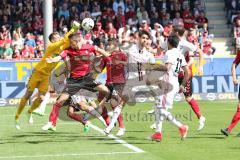 1. Bundesliga - Fußball - SC Freiburg - FC Ingolstadt 04 - Ecke Torwart Schwolow, Alexander (1 Freiburg) boxt Ballweg Romain Brégerie (18, FCI) Darío Lezcano (11, FCI) Mathew Leckie (7, FCI)  kommen nicht hin