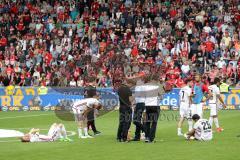 1. Bundesliga - Fußball - SC Freiburg - FC Ingolstadt 04 - Spiel ist aus, 1:1 Endstand, Ingolstadt 17. Platz, Abstieg, hängende Köpfe, Florent Hadergjonaj (33, FCI) am Boden Sonny Kittel (21, FCI) Cheftrainer Maik Walpurgis (FCI) Co-Trainer Michael Henke 