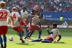 1. Bundesliga - Fußball - Hamburger SV - FC Ingolstadt 04 - mitte hinten Moritz Hartmann (9, FCI) kommt nicht durch die Hamburger Abwehr