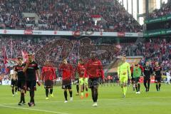 1. Bundesliga - Fußball - 1. FC Köln - FC Ingolstadt 04 - Spiel ist aus, Niederlage, hängende Köpfe, bedanken sich bei mitgereisten Fans, Pascal Groß (10, FCI) Lukas Hinterseer (16, FCI) Roger de Oliveira Bernardo (8, FCI)