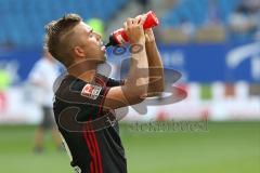 1. Bundesliga - Fußball - Hamburger SV - FC Ingolstadt 04 - Torschütze Lukas Hinterseer (16, FCI) trinkt nach dem Spiel