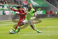 1. Bundesliga - Fußball - VfL Wolfsburg - FC Ingolstadt 04 - Josuha Guilavogui (23 Wolfsburg) Almog Cohen (36, FCI) Yannick Gerhardt (13 Wolfsburg)