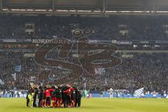 1. Bundesliga - Fußball - FC Schalke 04 - FC Ingolstadt 04 - Niederlage Enttäuschung, Teambesprechung um Cheftrainer Maik Walpurgis (FCI) auf dem Spielfeld, Nordkurve