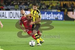 1. Bundesliga - Fußball - Borussia Dortmund - FC Ingolstadt 04 - 1:0 - Darío Lezcano (11, FCI) Zweikampf gegen Sokratis Papastathopoulos (BVB 25) der ihn ins Gesicht trifft