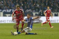 1. Bundesliga - Fußball - FC Schalke 04 - FC Ingolstadt 04 - Zweimakpf Darío Lezcano (11, FCI) und rechts Benedikt Höwedes (4 Schalke)