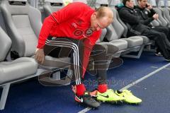 1. BL - Saison 2016/2017 - Hertha BSC - FC Ingolstadt 04 - Tobias Levels (#28 FCI) beim Schuhe binden - Foto: Meyer Jürgen