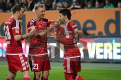 1. Bundesliga - Fußball - FC Augsburg - FC Ingolstadt 04 - Almog Cohen (36, FCI) Tor Jubel mit Torschütze Sonny Kittel (21, FCI) Pascal Groß (10, FCI)