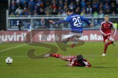 1. Bundesliga - Fußball - SV Darmstadt 98 - FC Ingolstadt 04 - Almog Cohen (36, FCI) schnappt sich den Ball von Marcel Heller (20 Darmstadt 98) oben
