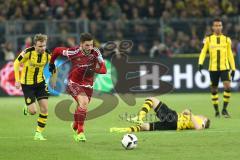 1. Bundesliga - Fußball - Borussia Dortmund - FC Ingolstadt 04 - 1:0 - Angriff Sturm Mathew Leckie (7, FCI) hinter ihm Marcel Schmelzer (BVB 29)