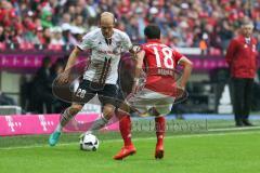 1. Bundesliga - Fußball - FC Bayern - FC Ingolstadt 04 - Tobias Levels (28, FCI) gegen Juan Bernat (18 Bayern)