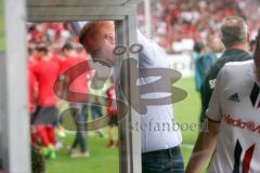 1. Bundesliga - Fußball - SC Freiburg - FC Ingolstadt 04 -  Spiel ist aus, 1:1 Endstand, Ingolstadt 17. Platz, Abstieg, hängende Köpfe, Cheftrainer Maik Walpurgis (FCI) nachdenklich