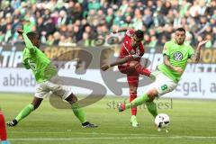 1. Bundesliga - Fußball - VfL Wolfsburg - FC Ingolstadt 04 - Darío Lezcano (11, FCI) Torschuß Vieirinha (8 Wolfsburg) wehrt ab, links Riechedly Bazoer (6 Wolfsburg)