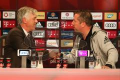 1. Bundesliga - Fußball - FC Bayern - FC Ingolstadt 04 - Pressekonferenz nach dem Spiel Cheftrainer Carlo Ancelotti (Bayern)und Cheftrainer Markus Kauczinski (FCI)  geben sich die Hand
