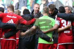 1. Bundesliga - Fußball - VfL Wolfsburg - FC Ingolstadt 04 - Spiel ist aus 3:0 Niederlage für den FCI, das Team bedankt sich bei den Fans, Teambesprechung und Rede Cheftrainer Maik Walpurgis (FCI)