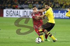 1. Bundesliga - Fußball - Borussia Dortmund - FC Ingolstadt 04 - 1:0 - Darío Lezcano (11, FCI) Zweikampf gegen Sokratis Papastathopoulos (BVB 25) der ihn ins Gesicht trifft