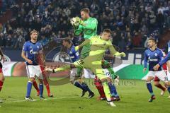 1. Bundesliga - Fußball - FC Schalke 04 - FC Ingolstadt 04 - letzter Angriff, Torwart Martin Hansen (35, FCI) vorne im Angriff, Torwart Ralf Fährmann (1 Schalke) hält den Ball