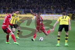 1. Bundesliga - Fußball - Borussia Dortmund - FC Ingolstadt 04 - Marcel Tisserand (32, FCI) zieht ab, Mathew Leckie (7, FCI) Erik Durm (BVB 37)
