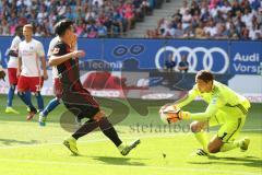 1. Bundesliga - Fußball - Hamburger SV - FC Ingolstadt 04 - Alfredo Morales (6, FCI)  kommt zu spät Torwart Adler, René (1 HSV)