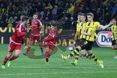 1. Bundesliga - Fußball - Borussia Dortmund - FC Ingolstadt 04 - 1:0 - Schuß auf das Tor, Chance vergeben Alfredo Morales (6, FCI), links Mathew Leckie (7, FCI) Matthias Ginter (BVB 28) rechts