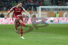 1. Bundesliga - Fußball - FC Augsburg - FC Ingolstadt 04 - Pascal Groß (10, FCI) flankt, Sonny Kittel (21, FCI) trifft zum 0:1