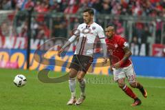 1. Bundesliga - Fußball - FC Bayern - FC Ingolstadt 04 - Mathew Leckie (7, FCI) Arturo Vidal (23 Bayern)