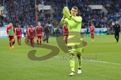 1. Bundesliga - Fußball - TSG 1899 Hoffenheim - FC Ingolstadt 04 - Spiel ist aus 5:2, hängende Köpfe, FCI geht zu den mitgereisten Fans, rechts Torwart Martin Hansen (35, FCI) verschenkt sein Trikot