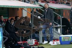 1. Bundesliga - Fußball - FC Augsburg - FC Ingolstadt 04 - Sportdirektor Thomas Linke (FCI)  schimpft mit Schiedsrichter