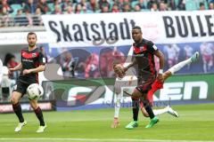 1. Bundesliga - Fußball - RB Leipzig - FC Ingolstadt 04 - Markus Suttner (29, FCI)  Yussuf Poulsen (9 Leipzig) Roger de Oliveira Bernardo (8, FCI)