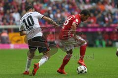 1. Bundesliga - Fußball - FC Bayern - FC Ingolstadt 04 - Pascal Groß (10, FCI) Juan Bernat (18 Bayern)