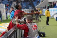 1. Bundesliga - Fußball - TSG 1899 Hoffenheim - FC Ingolstadt 04 - Spiel ist aus 5:2, hängende Köpfe, FCI geht zu den mitgereisten Fans, Marvin Matip (34, FCI) verschenkt sein Trikot