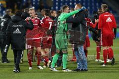 1. Bundesliga - Fußball - SV Darmstadt 98 - FC Ingolstadt 04 - Spiel ist aus erster Saisonsieg für den FCI, Cheftrainer Maik Walpurgis (FCI) gratuliert den Spielern und wartet auf Torwart Martin Hansen (35, FCI), Umarmung