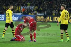 1. Bundesliga - Fußball - Borussia Dortmund - FC Ingolstadt 04 - 1:0 - Marvin Matip (34, FCI) schießt auf das Tor Chance verpasst, Maurice Multhaup (31, FCI) tröstet ihn