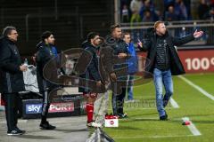 1. Bundesliga - Fußball - SV Darmstadt 98 - FC Ingolstadt 04 - Cheftrainer Maik Walpurgis (FCI) mit Co-Trainer Ovid Hajou (FCI) Co-Trainer Michael Henke (FCI) fordert das Spielende