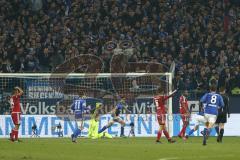 1. Bundesliga - Fußball - FC Schalke 04 - FC Ingolstadt 04 - Tor für Schalke in der Nachspielzeit, 1:0, Enttäuschung bei Ingolstadt, Torwart Martin Hansen (35, FCI) am Boden