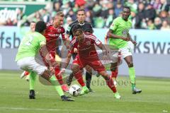 1. Bundesliga - Fußball - VfL Wolfsburg - FC Ingolstadt 04 - Darío Lezcano (11, FCI) vor dem Tor Luiz Gustavo (22 Wolfsburg) Josuha Guilavogui (23 Wolfsburg) links hinten Sonny Kittel (21, FCI)