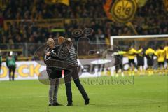 1. Bundesliga - Fußball - Borussia Dortmund - FC Ingolstadt 04 - 1:0 - Spiel ist aus, hängende Köpfe bei Ingolstadt, Vorsitzender des Vorstandes Peter Jackwerth (FCI) Cheftrainer Maik Walpurgis (FCI) hinten feiert Dortmund