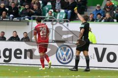 1. Bundesliga - Fußball - VfL Wolfsburg - FC Ingolstadt 04 - Markus Suttner (29, FCI) bekommt gelb und wird nächstes Spiel dafür gesperrt