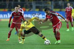 1. Bundesliga - Fußball - Borussia Dortmund - FC Ingolstadt 04 - 1:0 - Alfredo Morales (6, FCI)  Gonzalo Castro (BVB 27) Darío Lezcano (11, FCI) Zweikampf