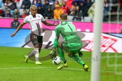 1. Bundesliga - Fußball - FC Bayern - FC Ingolstadt 04 - Darío Lezcano (11, FCI) tunnelt Torwart Manuel Neuer (1 Bayern) zum 0:1 Tor für Ingolstadt Jubel Führung