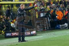 1. Bundesliga - Fußball - Borussia Dortmund - FC Ingolstadt 04 - 1:0 - Cheftrainer Maik Walpurgis (FCI) gestikuliert wild ins Spielfeld zur Mannschaft