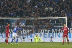 1. Bundesliga - Fußball - FC Schalke 04 - FC Ingolstadt 04 - Tor für Schalke in der Nachspielzeit, 1:0, Enttäuschung bei Ingolstadt, Torwart Martin Hansen (35, FCI) am Boden, links Marvin Matip (34, FCI) rechts Alfredo Morales (6, FCI)
