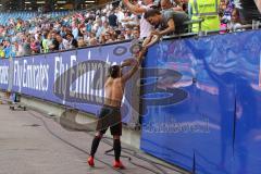 1. Bundesliga - Fußball - Hamburger SV - FC Ingolstadt 04 - Almog Cohen (36, FCI) schenkt sein Trikot an Fan Unentschieden