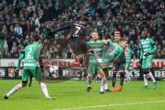 1. Bundesliga - Fußball - Werder Bremen - FC Ingolstadt 04 - mitte Mathew Leckie (7, FCI) kommt nicht an den Ball, Niklas Moisander (18 Bremen) stört
