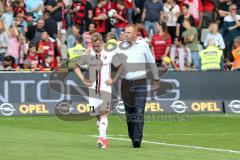 1. Bundesliga - Fußball - SC Freiburg - FC Ingolstadt 04 -  Spiel ist aus, 1:1 Endstand, Ingolstadt 17. Platz, Abstieg, hängende Köpfe, Sonny Kittel (21, FCI) und Cheftrainer Maik Walpurgis (FCI) tröstet