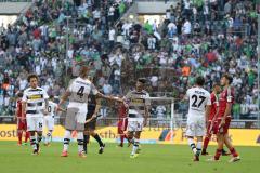 1. Bundesliga - Fußball - Borussia Mönchengladbach - FC Ingolstadt 04 - 2:0 - Spiel ist aus, Ingolstadt verliert,  hängende Köpfe Jannik Vestergaard (#4 Borussia) und Mahmoud Dahoud (#8 Borussia) gratulieren sich