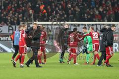 1. Bundesliga - Fußball - Bayer Leverkusen - FC Ingolstadt 04 - Spiel ist aus, Jubel auf dem Feld, Cheftrainer Maik Walpurgis (FCI) Sonny Kittel (21, FCI) Almog Cohen (36, FCI) Torwart Martin Hansen (35, FCI) Florent Hadergjonaj (33, FCI)