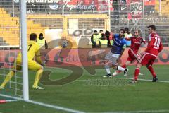 1. Bundesliga - Fußball - SV Darmstadt 98 - FC Ingolstadt 04 - Moritz Hartmann (9, FCI) Abschluß, Torwart Michael Esser (31 Darmstadt 98) hält