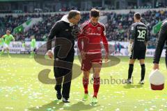 1. Bundesliga - Fußball - VfL Wolfsburg - FC Ingolstadt 04 - Verletzung Mathew Leckie (7, FCI), das medizinische Team auf dem Feld links Prof. Dr. med. Tobias Renkawitz (Orthopäde)